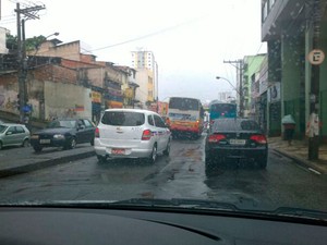 Trânsito engarrafado após ato de rodoviários na Sete Portas, em Salvador (Foto: Maiana Belo/G1 BA)