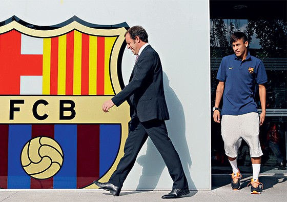 Neymar se apresenta ao clube Barcelona, ao lado do presidente Sandro Rosell (Foto: Albert Gea/Reuters)