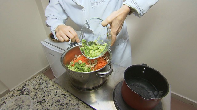 Preparo do risoto (Foto: Reprodução/TV Tribuna)