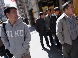 Turistas chineses passeiam pela 5ª Avenida, em Nova York (Foto: Reuters)