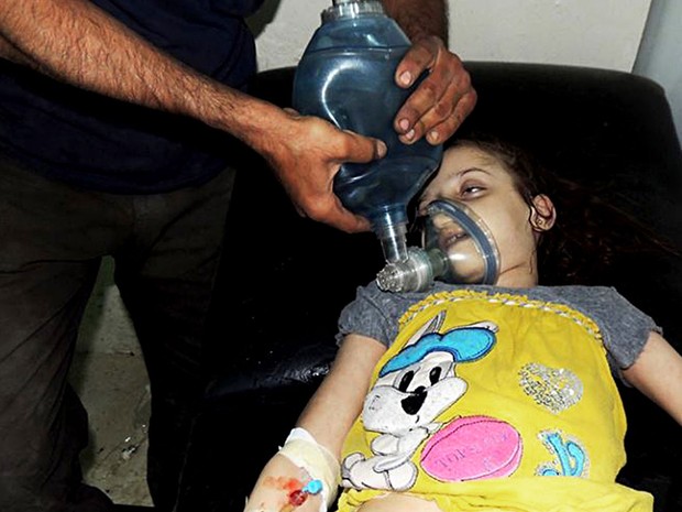 Menina é socorrida em um hospital improvisado em Arbeen, bairro de Damasco (Foto: AP/Local Committee of Arbeen)