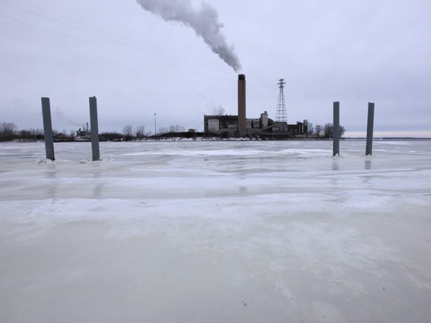 O Rio Fox, na cidade de Green Bay, no Wisconsin, amanheceu congelado neste domingo (5) por causa das baixas temperaturas (Foto: Kiichiro Sato/AP)