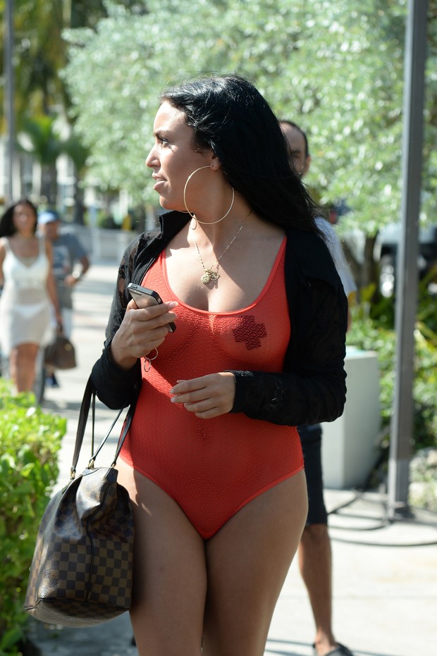 Uma das moças que acompanhou Justin Bieber em passeio de iate em Miami, nos Estados Unidos (Foto: Grosby Group/ Agência)