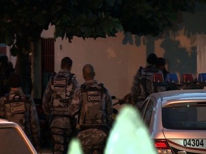 Equipes policiais trabalharam durante toda a noite (Foto: Reprodução TV Sergipe)