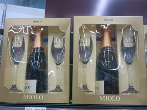 Garrafa de champagne vem com duas taças (Foto: Mariane Rossi/G1)