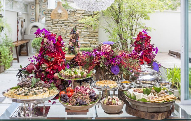 Mesa de Natal decorada com flores e frutas - Casa Vogue | Vamos Receber