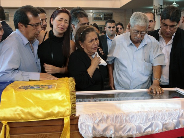 7 de março - 7 de março - Os pais de Hugo Chávez, Elena Frías e Hugo de los Reyes Chávez, reagem diante do caixão do filho, morto aos 58 anos. A foto foi divulgada na noite de quinta-feira (7) (Foto: AFP/Presidência da Venezuela)
