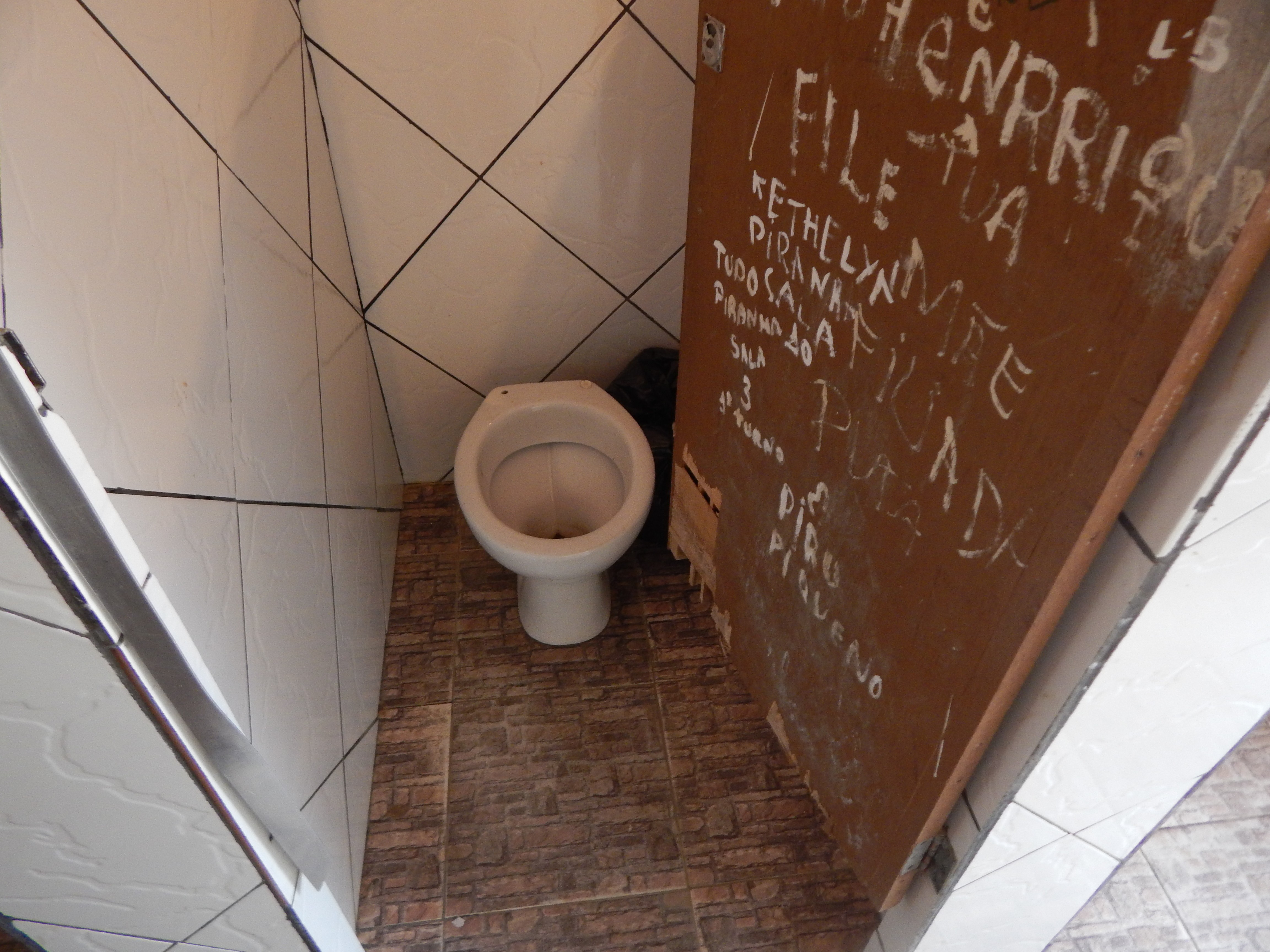 O banheiro de uma escola municipal em Belford Roxo