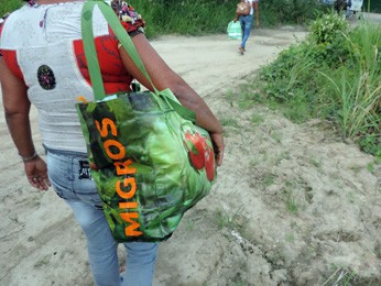 Mãe enfrenta cinco horas de viagem para visitar o filho (Foto: Katherine Coutinho / G1)