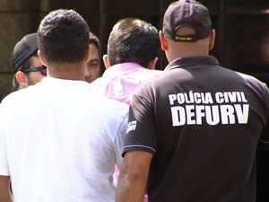 Gilmar Olarte se apresenta à polícia (Foto: Reprodução/ TV Morena)