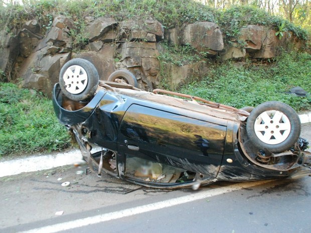 Homem estava dirigindo na BR-282 quando perdeu o controle e capotou na rodovia (Foto: Portal Éder Luiz.com/Divulgação)