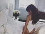 Lea Michele posa de maiô cavado em foto sexy na cama