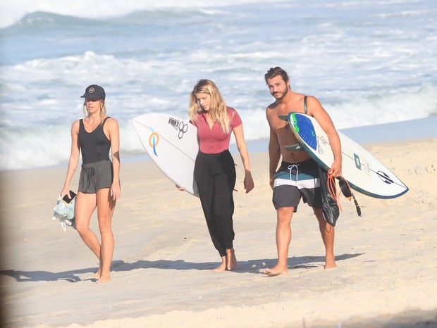 Isabella Santoni se aventura nas ondas em dia de surfe com namorado (Foto: Fabricio Pioyani/AgNews)
