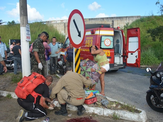 Vítimas recebem os primeiros socorros no local do acidente (Foto: Walter Paparazzo/G1)