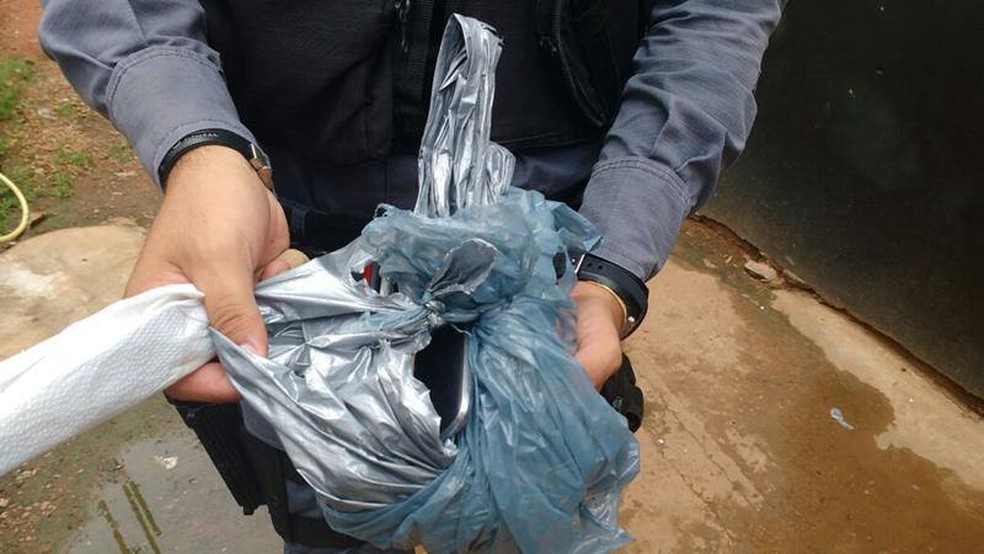 Segundo a PM, o menino ofereceu droga em sacola para policial à paisana (Foto: MTNotícias)