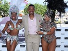 Ao lado de passistas, Will Smith divulga filme no Rio de Janeiro