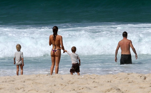 Fernanda Lima e Rodrigo Hilbert com os filhos na praia do Leblon, RJ (Foto: Wallace Barbosa/AgNews)