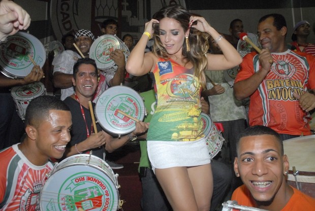 Monique Alfradique samba muito na quadra da Grande Rio (Foto: Marcos Porto/Photo Rio News)