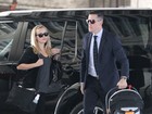 Reese Witherspoon e o marido levam o filho ao médico em Los Angeles