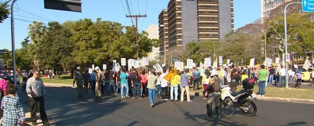 G Protesto De Servidores Estaduais Bloqueia Tr Nsito Em Porto Alegre