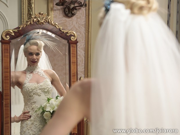 Deslumbrante! Aurora posa com vestido de noiva (Foto: Felipe Monteiro/TV Globo)