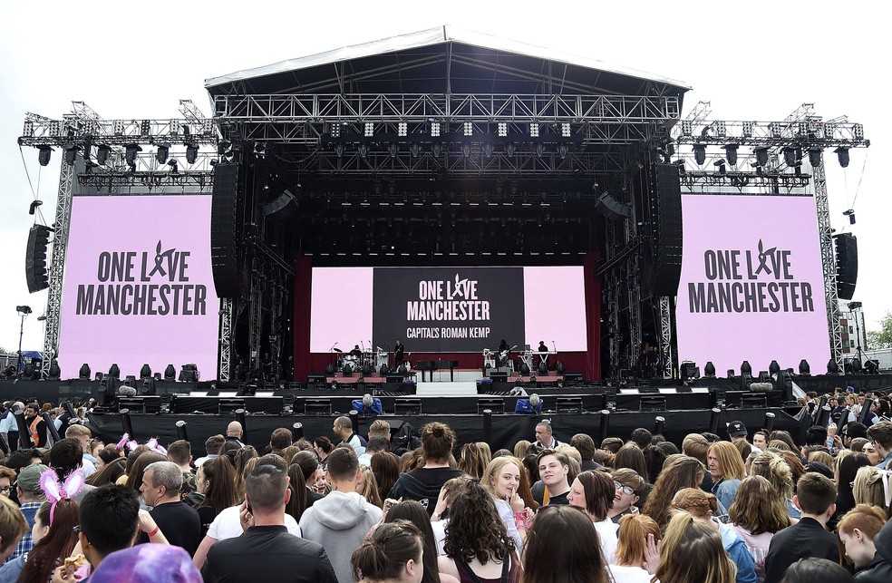 Palco do show beneficente One Love Manchester logo antes das apresentações (Foto: AP / Dave Hogan)