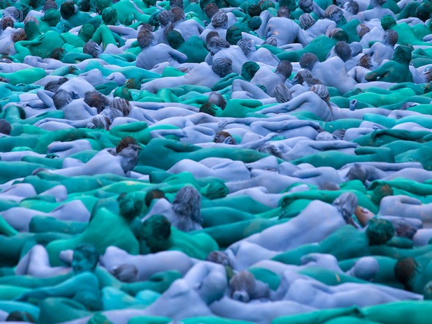 Milhares se pintam de azul e tiram a roupa para fotógrafo na Inglaterra (Foto: Jon Super/AFP)
