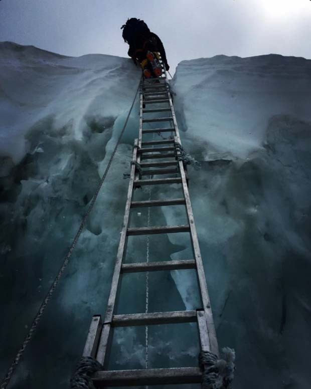 Imagem postada por Kenton Cool em 7 de maio mostra escada usada para escalar Everest (Foto: Reprodução/ Twitter/ Kenton Cool)