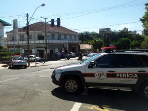 Perícia esteve no local do acidente na manhã desta quarta-feira em Piracicaba (Foto: Fernanda Zanetti/G1)