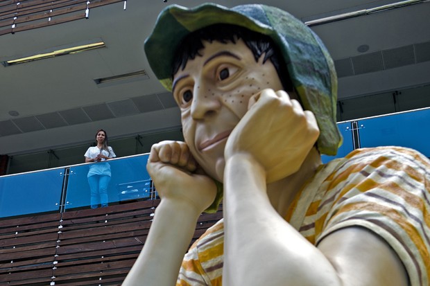 Escultura de 9m de altura de personagem interpretado pelo mexicano Roberto Gómez  Bolaños está exposta em frente a shopping (Foto: Luis Robayo/AFP)