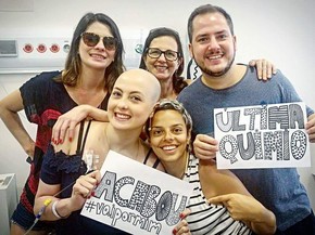 Última sessão de químioterapia foi comemorada (Foto: Arquivo Pessoal) Última sessão de químioterapia foi comemorada (Foto: Arquivo Pessoal)