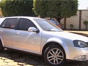 Trio foi preso no veÃ­culo da avÃ³ em GoiÃ¢nia, GoiÃ¡s (Foto: ReproduÃ§Ã£o/ TV Anhanguera)