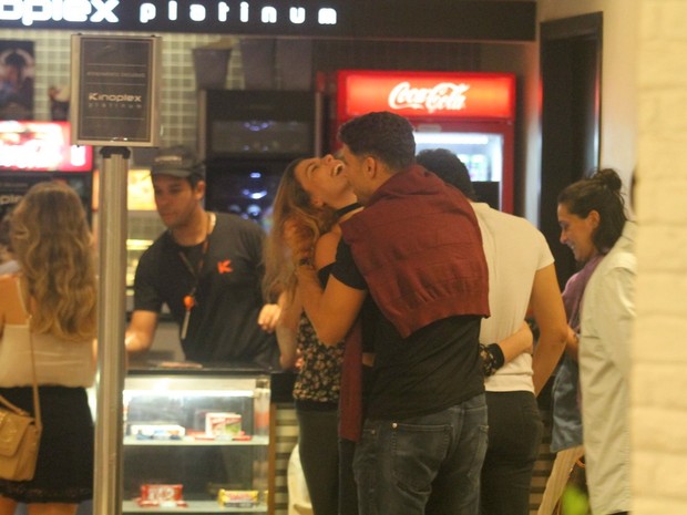 Cauã Reymond e a namorada, Mariana Goldfarb, em shopping em São Conrado, Zona Sul do Rio (Foto: Daniel Delmiro/ Ag. News)