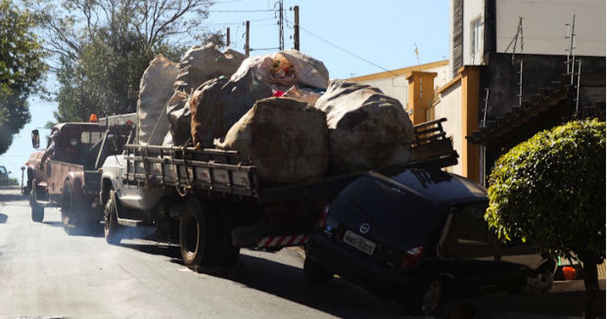 G Caminh O Perde Freios E Atinge Carro Estacionado Em S O Carlos