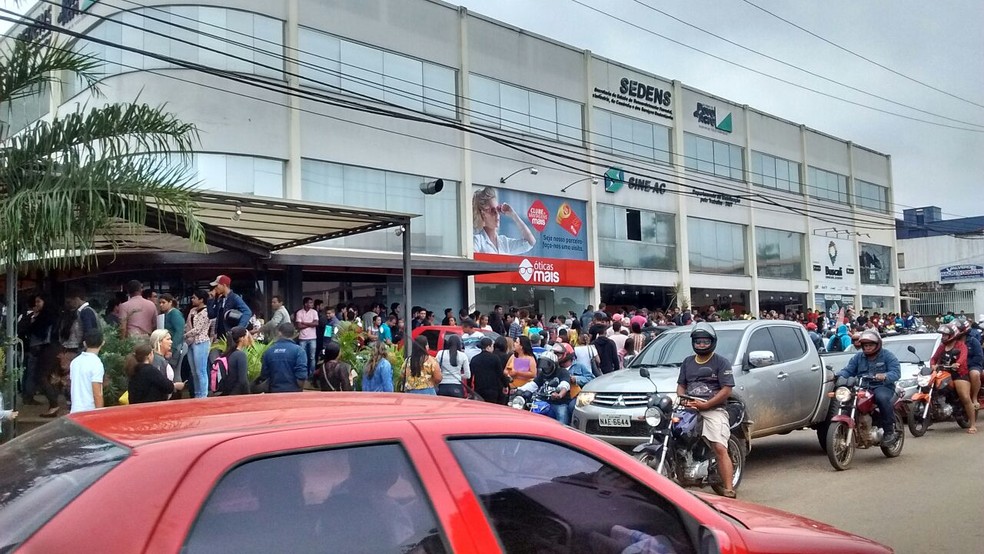 Candidatos enfrentam fila para conseguir vaga de emprego (Foto: Aline Nascimento/ G1)