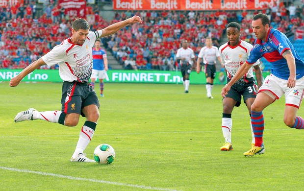 Gerrard Liverpool e Valerenga (Foto: Agência Reuters)