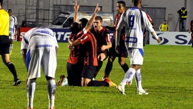 Jogadores do Atlético-PR comemora gol contra o Barueri (Foto: Gustavo Oliveira/Site oficial do Atlético-PR)