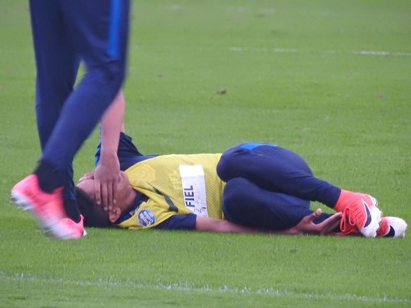 Treino do Timão tem divididas fortes, e Pedrinho sai mancando; Carille reprova