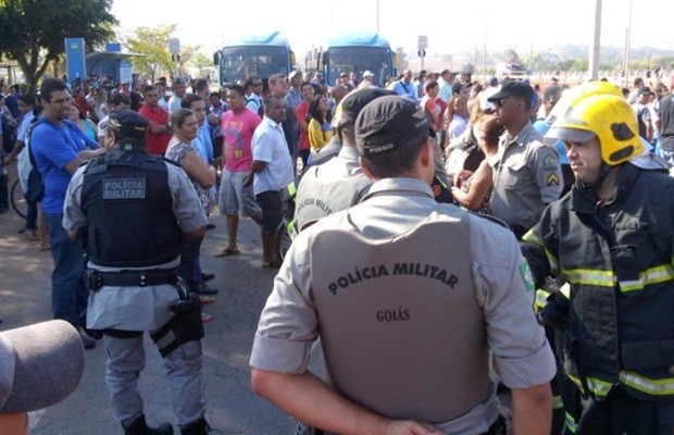 Moradores reclamam das más condições do transporte coletivo, diz PRE (Foto: Diomício Gomes/O Popular)