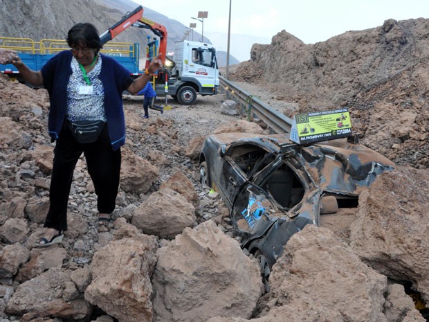 Em Iquique, carro ficou destruído após o terremoto (Foto: Str/AP)