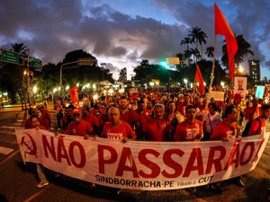 Manifestantes iniciaram marcha por volta das 18h, no Recife, em ato contra o impeachment (Foto: Aldo Carneiro/Pernambuco Press)