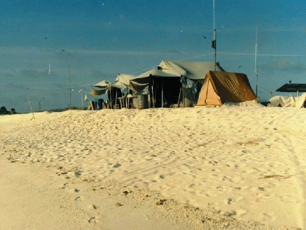 Até o início da década de 1980, pesquisadores ficavam em barracas no Atol das Rocas (Foto: Maurizélia Brito/G1)