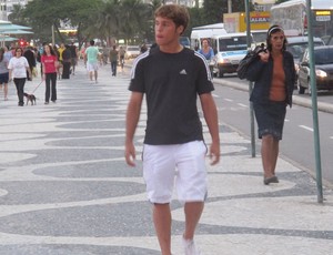 Atacante revelação do Flamengo da categoria juvenil, Douglas Baggio conhece a praia de Copacabana. (Foto: Janir Júnior / Globoesporte.com)