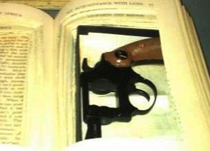 Arma escondida em livro com fundo falso (Foto: TSA/Transportation Security Administration)