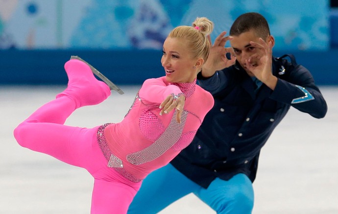 Aliona SAVCHENKO patinação no gelo Sochi selo sharapova do dia (Foto: AP)
