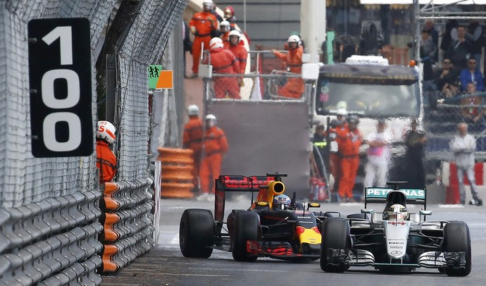 Lewis Hamilton fechou a porta de Daniel Ricciardo no GP de Mônaco (Foto: Reuters)