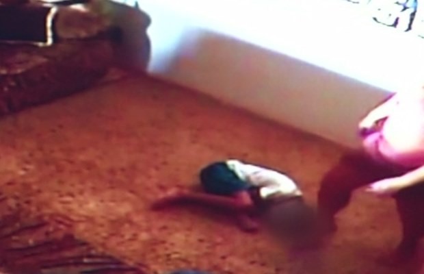 Babá é flagrada ao chutar a cabeça de menino em Águas Lindas de Goiás (Foto: Reprodução/ TV Anhanguera)