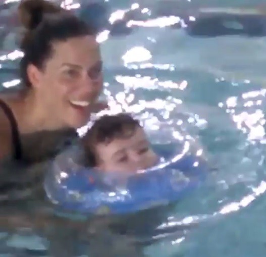 Rebeca Gusmão ensina o filho, Zeus, a nadar (Foto: Reprodução/Instagram)