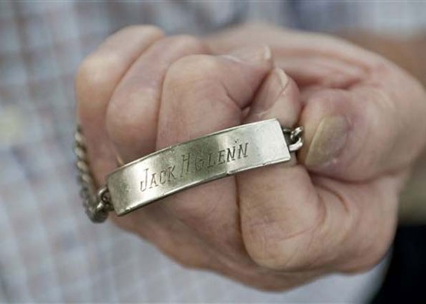 Bracelete que era usado pelo piloto norte-americano Jack Harold Glenn foi devolvido 65 anos depois para sua irmã (Foto: Eckehard Schulz/AP)