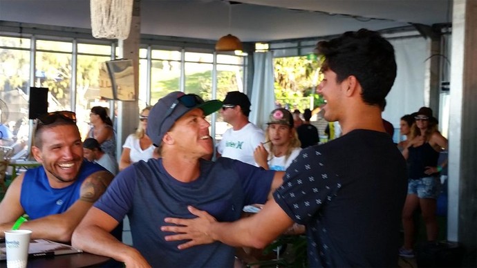 Gabriel Medina conversa amigavelmente com Glenn Hall após eliminação em Gold Coast - Mundial de Surfe (Foto: Divulgação)